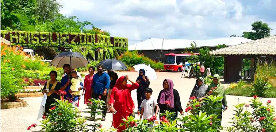 തൃശൂർ സുവോളജിക്കൽ പാർക്കിൽ എത്തിയ സന്ദർശകർ