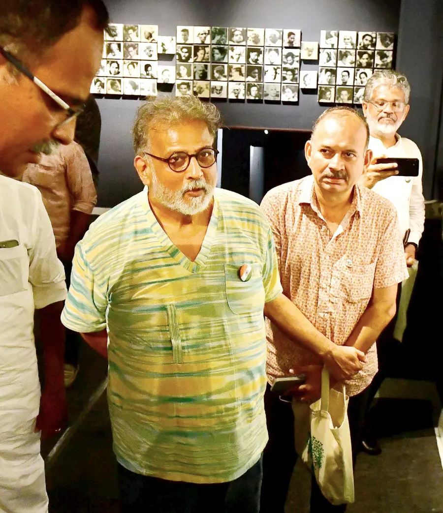 ഗാന്ധിജിയുടെ കൊച്ചുമകൻ തുഷാർഗാന്ധി ലളിതകലാ അക്കാദമിയിൽ നടക്കുന്ന ഗാന്ധിജി ചരിത്ര വഴിയിൽ ഫോട്ടോ പ്രദര്ശനം കാണാനെത്തിയപ്പോൾ