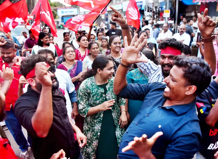 പാളയത്ത് എല്‍ഡിഎഫ് നടത്തിയ വിജയാഹ്ലാദ പ്രകടനത്തില്‍നിന്ന്