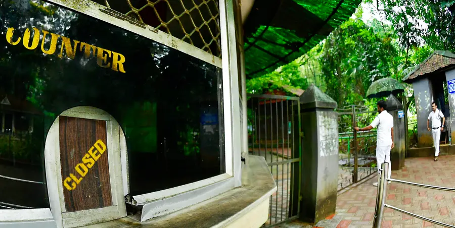 തൃശൂർ മൃഗശാലയിലെ ടിക്കറ്റ് കൗണ്ടർ പൂട്ടിയപ്പോൾ 