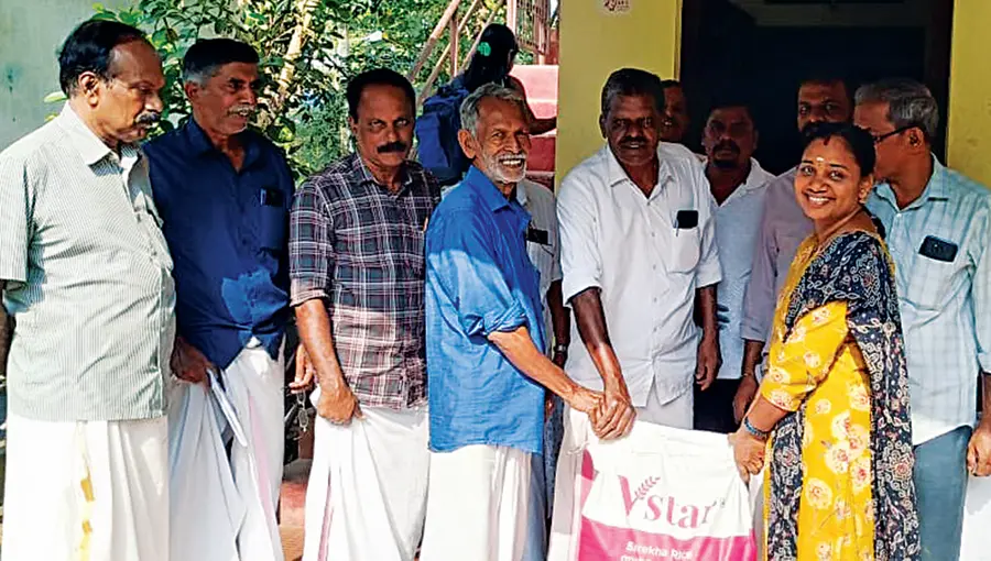 തണ്ണീർമുക്കം ​ കരിക്കാട് എ കെ ജി ഗ്രന്ഥശാലയുടെ 38–-ാം വാർഷികാഘോഷങ്ങളുടെ ഭാഗമായി നടന്ന കൂപ്പൺ നറുക്കെടുപ്പ് വിജയികൾക്കുള്ള സമ്മാനവിതരണം പഞ്ചായത്തംഗം ജെ നിഷമോൾ ഉദ്ഘാടനംചെയ്യുന്നു ​