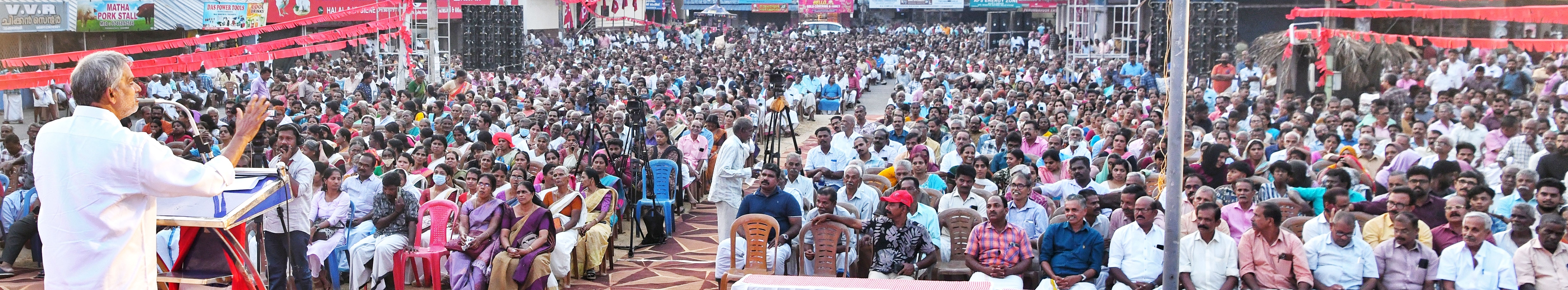 എം വി ഗോവിന്ദൻ ക്യാപ്റ്റനായ എൽഡിഎഫ് വടക്കൻ മേഖലാ വികസന മുന്നേറ്റ ജാഥയുടെ സമാപന പൊതുസമ്മേളനം തരൂർ മണ്ഡലത്തിലെ  വടക്കഞ്ചേരിയിൽ സിപിഐ എം പൊളിറ്റ്ബ്യൂറോ അംഗം എ വിജയരാഘവൻ ഉദ്ഘാടനം ചെയ്യുന്നു