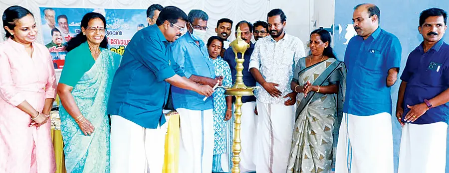 തീരോന്നതി അറിവ് ബോധവൽക്കരണ പരിപാടിയുടെ ജില്ലാതല ഉദ്ഘാടനം പി പി ചിത്തരഞ്ജൻ എംഎൽഎ നടത്തുന്നു