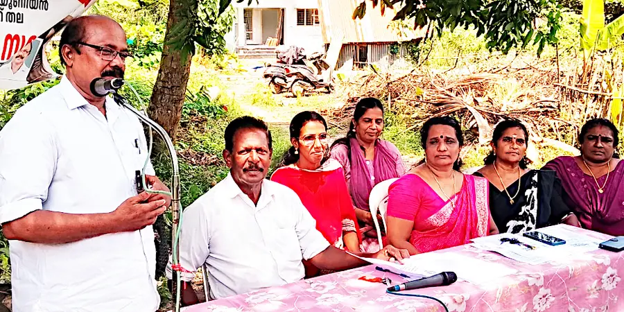 തൊഴിലുറപ്പു തൊഴിലാളി യൂണിയൻ പുന്നപ്രതെക്ക് പഞ്ചായത്ത് കമ്മിറ്റി നടത്തിയ പ്രതിഷേധം ഡി ഷാജി ഉദ്ഘാടനം ചെയ്യുന്നു.