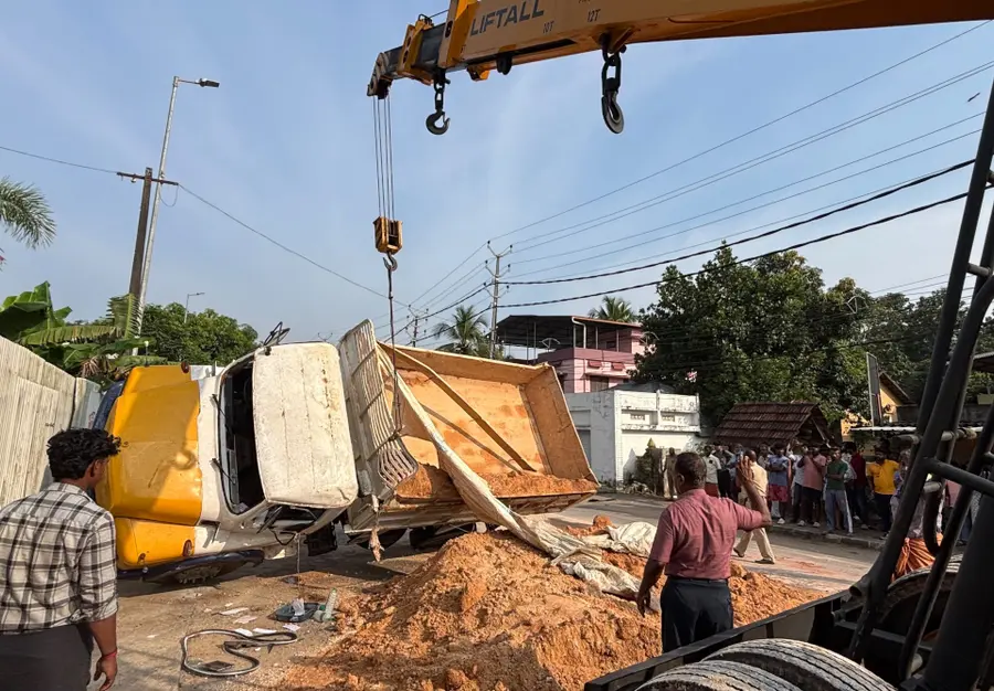 പുതിയകാവ് പാലത്തിന് സമീപം ഉണ്ടായ അപകടം