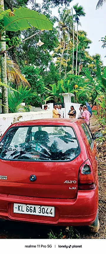 ചമ്പക്കുളം പഞ്ചായത്ത് ഒന്നാം വാർഡിൽ റിസോർട്ട് ഉടമ സഞ്ചാരംതടഞ്ഞ് കാർപാർക്ക് ചെയ്‌ത  സ്ഥലം പഞ്ചായത്ത് പ്രസിഡന്റ് ടി ജി ജലജകുമാരിയുടെ നേതൃത്വത്തിൽ ജനപ്രതിനിധികൾ സന്ദർശിക്കുന്നു