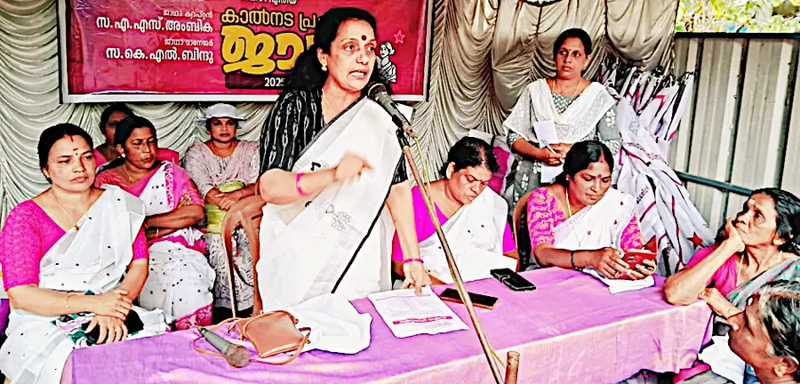 District Secretary Prabha Madhu inaugurates the campaign foot march organized by the All India Democratic Women's Association Thakazhi Area Committee