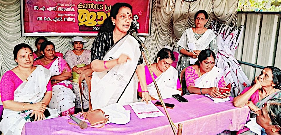 District Secretary Prabha Madhu inaugurates the campaign foot march organized by the All India Democratic Women's Association Thakazhi Area Committee