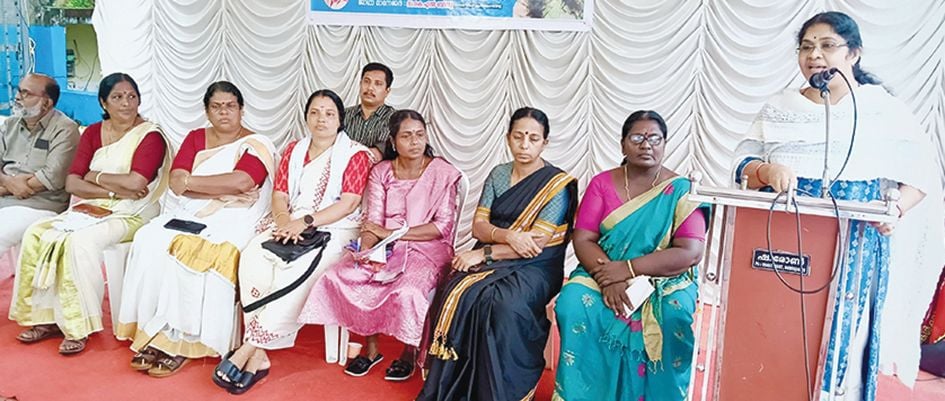 മഹിളാ അസോസിയേഷൻ തകഴി ഏരിയ ജാഥ പര്യടനത്തിൽ​ സിനിമ നടി ഗായത്രി വർഷ സംസാരിക്കുന്നു
