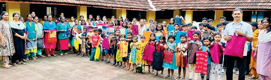 തകഴിയിലെ വിവിധ സ്കൂളുകളിലെ വിദ്യാർഥികൾ സാരിയിൽനിന്ന് സഞ്ചി നിർമിച്ചപ്പോൾ