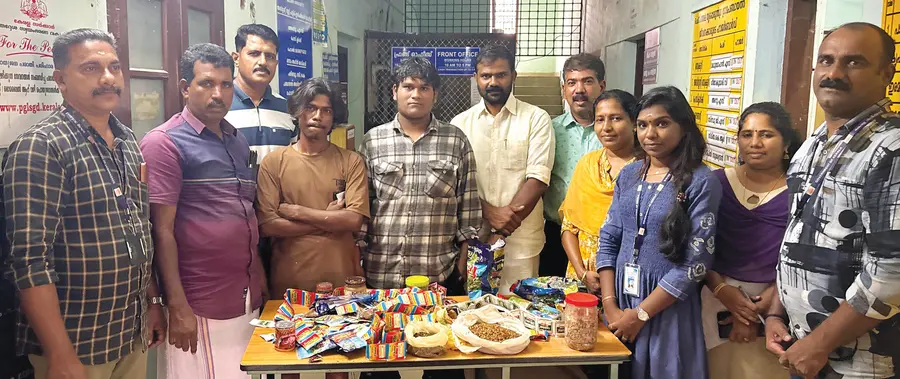 ചെന്നിത്തല പഞ്ചായത്ത് ഭരണ സമിതിയും ആരോഗ്യ വകുപ്പും ചേർന്ന് നടത്തിയ പരിശോധനയിൽ പിടികൂടിയ നിരോധിത പുകയില ഉൽപ്പനങ്ങൾ