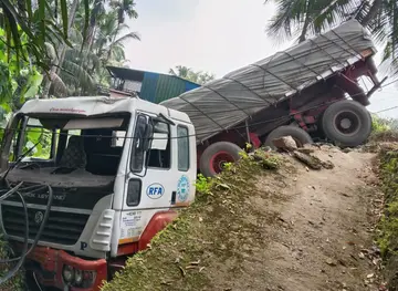ദേശീയപാതയിൽ ഇടമൺ 34ന് സമീപം ഉണ്ടായ വാഹനാപകടത്തിൽ
ട്രെയിലർ താഴ്ചയിലേക്കു മറിഞ്ഞ നിലയിൽ