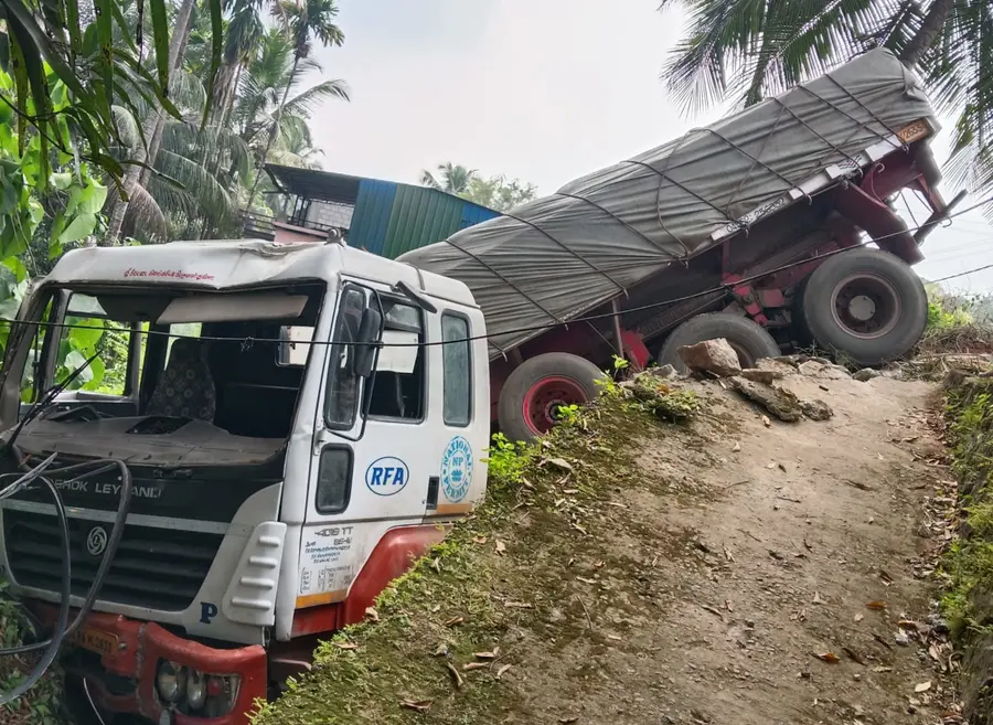 ദേശീയപാതയിൽ ഇടമൺ 34ന് സമീപം ഉണ്ടായ വാഹനാപകടത്തിൽ  ട്രെയിലർ താഴ്ചയിലേക്കു മറിഞ്ഞ നിലയിൽ 