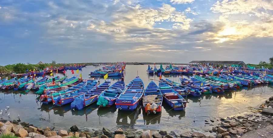 തിങ്കൾ അർധരാത്രി മുതൽ ട്രോളിങ് നിരോധനം തുടങ്ങുന്നതിന്റെ ഭാഗമായി തോട്ടപ്പള്ളി ഹാർബറിൽ കെട്ടിയിട്ട മീൻപിടിത്ത ബോട്ടുകൾ