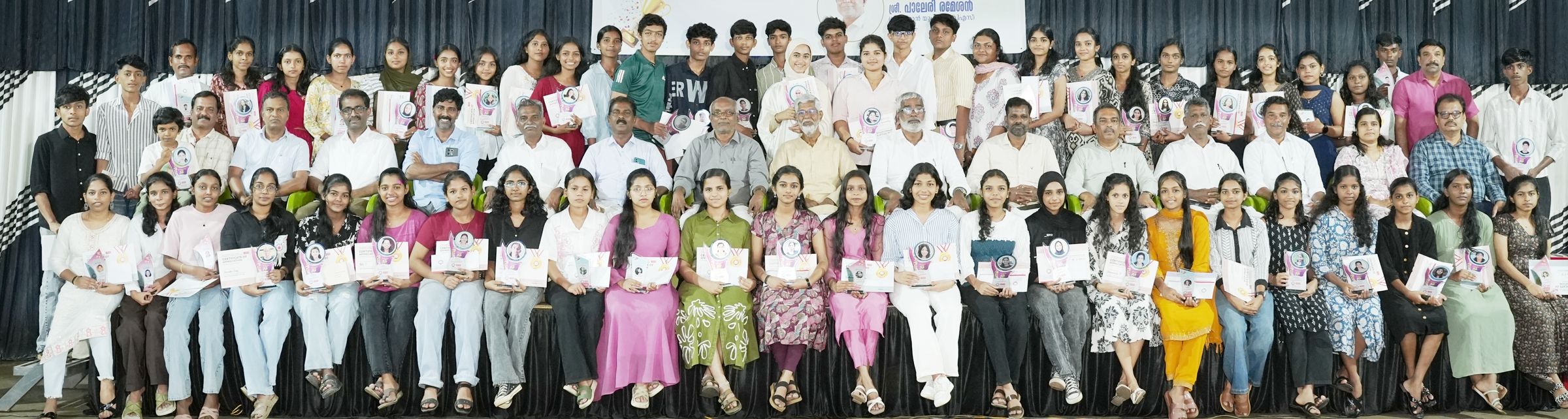 ഊരാളുങ്കൽ ലേബർ കോൺട്രാക്ട്‌ കോ–-ഓപ്പറേറ്റീവ് സൊസൈറ്റിയിലെ തൊഴിലാളികളുടെയും ജീവനക്കാരുടെയും  മക്കളിൽ എസ്എസ്എൽസിക്കും പ്ലസ് ടുവിനും മികച്ച വിജയംനേടിയ വിദ്യാർഥികളെ അനുമോദിച്ചപ്പോൾ