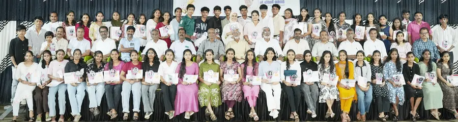 ഊരാളുങ്കൽ ലേബർ കോൺട്രാക്ട് കോ–-ഓപ്പറേറ്റീവ് സൊസൈറ്റിയിലെ തൊഴിലാളികളുടെയും ജീവനക്കാരുടെയും
മക്കളിൽ എസ്എസ്എൽസിക്കും പ്ലസ് ടുവിനും മികച്ച വിജയംനേടിയ വിദ്യാർഥികളെ അനുമോദിച്ചപ്പോൾ