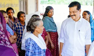 ചേലക്കര മണ്ഡലം എൽഡിഎഫ്‌ സ്ഥാനാർഥി യു ആർ പ്രദീപ്‌, പങ്ങാരപ്പിള്ളിയിൽ വോട്ട്‌ അഭ്യർഥിക്കുന്നു