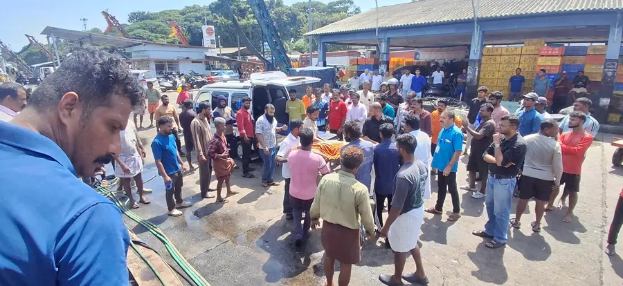 കടലിൽ മരിച്ച മത്സ്യത്തൊഴിലാളിയുടെ മൃതദേഹം  ബേപ്പൂർ ഹാർബറിൽ നിന്ന്   മെഡിക്കൽ കോളേജിലേക്ക് കൊണ്ടുപോകുന്നു 