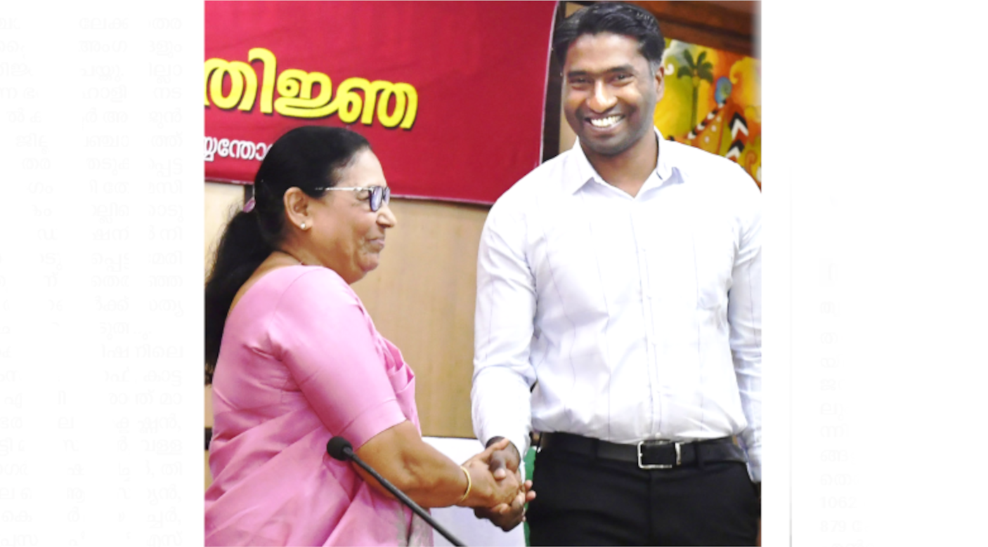 തൃശൂർ ജില്ലാ പഞ്ചായത്ത്‌ അംഗങ്ങളുടെ  സത്യപ്രതിജ്ഞ ചടങ്ങിൽ മറ്റംഗങ്ങൾക്ക് പ്രതിജ്ഞ ചൊല്ലിക്കൊടുത്ത മുതിർന്ന അംഗം മേരി തോമസിനെ കലക്ടർ അർജുൻ പാണ്ഡ്യൻ അഭിനന്ദിക്കുന്നു