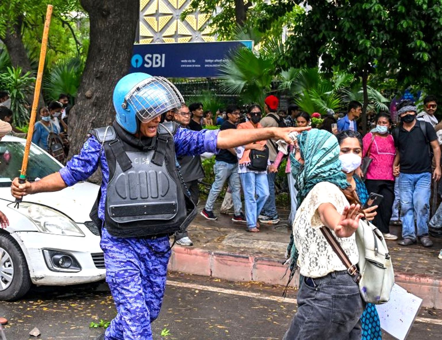 സമരവേദിയിൽ വിദ്യാർഥികളെ നേരിടുന്ന പൊലീസ്‌