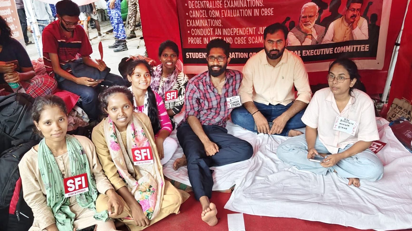 ജന്തർ മന്തറിൽ നിരാഹാരമിരിക്കുന്ന എസ്‌എഫ്‌ഐ അഖിലേന്ത്യാ പ്രസിഡന്റ്‌ ആദർശ്‌ എം സജി, ജോയിന്റ്‌ സെക്രട്ടറി ഐഷി ഘോഷ്‌ തുടങ്ങിയവർ
