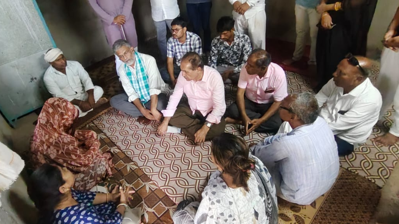 Gujarat dairy farmers AIKS