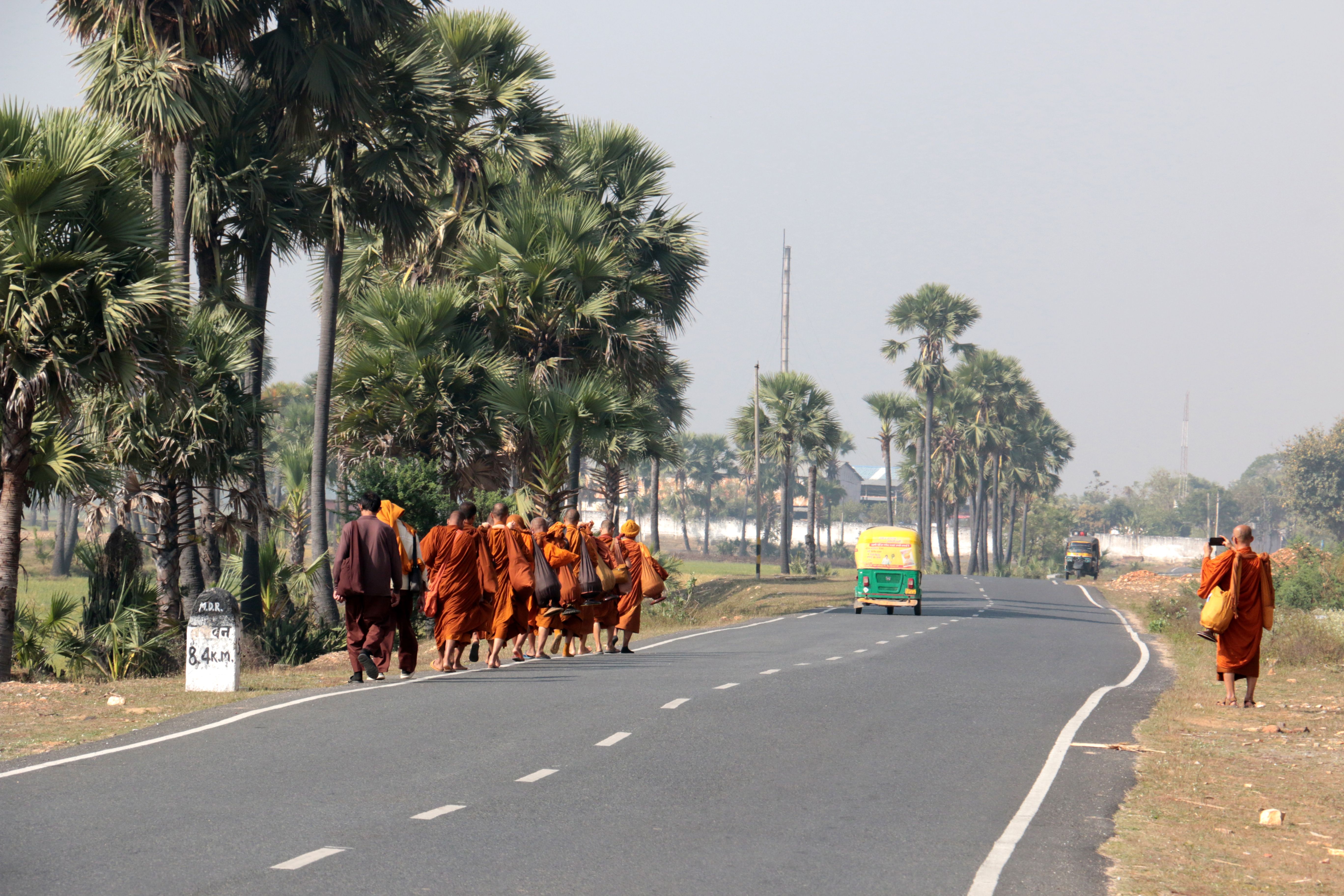 നളന്ദയിലേക്ക്‌ നടന്നുപോകുന്ന ബുദ്ധസന്യാസിമാർ