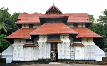  വടക്കുന്നാഥ ക്ഷേത്രത്തിന്റെ പുനർനിർമാണം നടത്തിയ കിഴേക്കെ ഗോപുരം