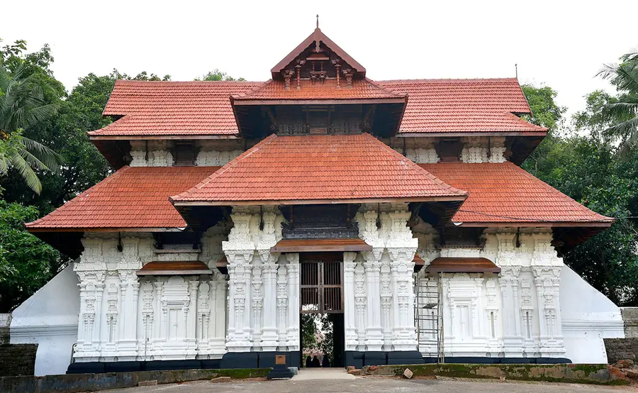  വടക്കുന്നാഥ ക്ഷേത്രത്തിന്റെ പുനർനിർമാണം നടത്തിയ കിഴേക്കെ ഗോപുരം