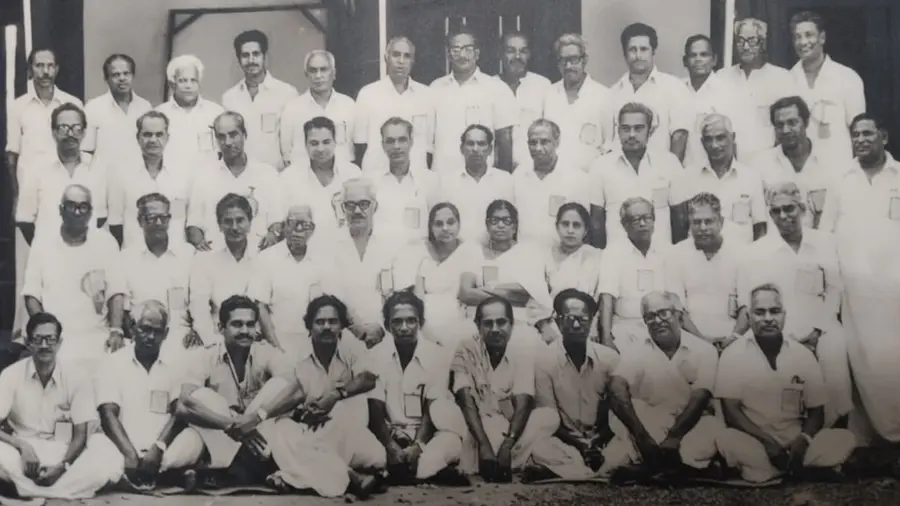 1978ലെ സിപിഐ എം സംസ്ഥാന കമ്മിറ്റിയംഗങ്ങളുടെ ചിത്രം. ഇരിക്കുന്നവരിൽ രണ്ടാമത്തെ നിരയിൽ വലത്തുനിന്ന് രണ്ടാമത് വി എസ്. ഏറ്റവും മുകളിലത്തെ നിരയിൽ ഇടുത്തുനിന്ന് നാലാമത് വൈക്കം വിശ്വൻ