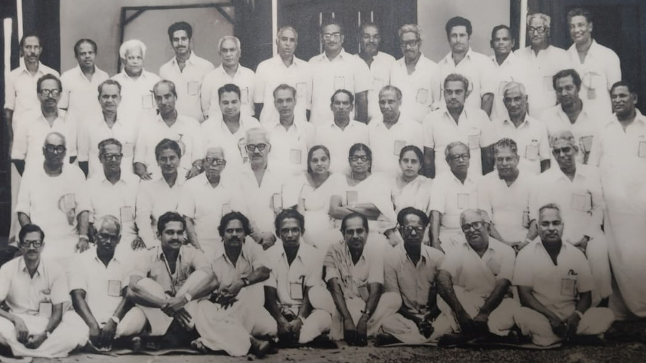 1978ലെ സിപിഐ എം സംസ്ഥാന കമ്മിറ്റിയംഗങ്ങളുടെ ചിത്രം. ഇരിക്കുന്നവരിൽ രണ്ടാമത്തെ നിരയിൽ വലത്തുനിന്ന്‌ രണ്ടാമത്‌ വി എസ്‌. ഏറ്റവും മുകളിലത്തെ നിരയിൽ ഇടുത്തുനിന്ന്‌ നാലാമത്‌ വൈക്കം വിശ്വൻ