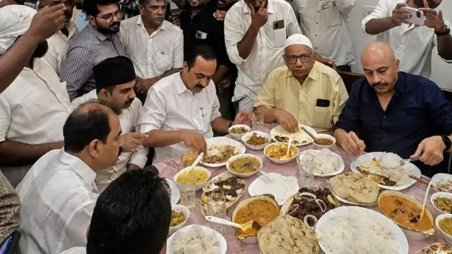V D Satheesan attending Feast in Ponnani