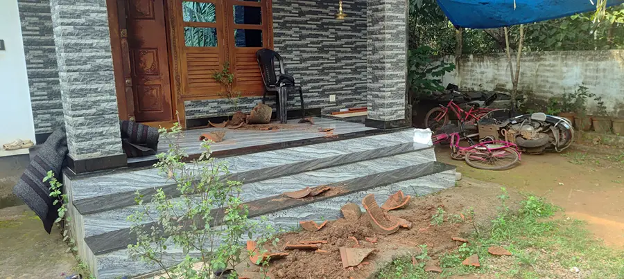 കൈപ്പറമ്പ് പഞ്ചായത്ത് 18–-ാം വാർഡ് എൽഡിഎഫ് സ്ഥാനാർഥി അഖില പ്രസാദിന്റെ വീട്ടിലെ ഇരുചക്ര വാഹനവും ചെടിച്ചട്ടികളും അക്രമികൾ തകർത്തനിലയിൽ