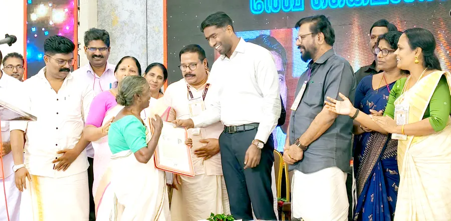 കല്ലംകുന്ന് പട്ടികവർഗ ഉന്നതിയിലെ മൂണോമ്പിള്ളി അമ്മിണിക്ക് ഭൂമിയുടെ കൈവശ രേഖ കലക്ടർ അർജുൻ പാണ്ഡ്യൻ കൈമാറുന്നു