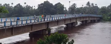 വെട്ടുകടവ് പാലത്തിന്റെ മുകള്‍ഭാഗം മുട്ടുന്ന തരത്തില്‍ ചാലക്കുടിപ്പുഴയില്‍ ജലവിതാനം ഉയര്‍ന്നപ്പോള്‍