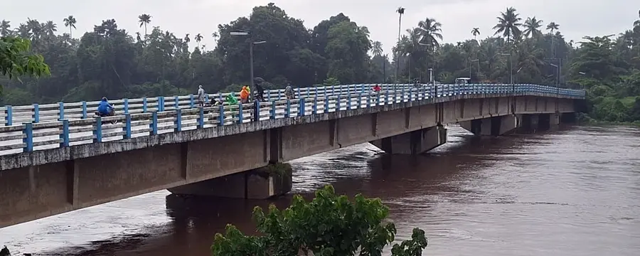 വെട്ടുകടവ് പാലത്തിന്റെ മുകള്ഭാഗം മുട്ടുന്ന തരത്തില് ചാലക്കുടിപ്പുഴയില് ജലവിതാനം ഉയര്ന്നപ്പോള്