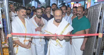 ഗുരുവായൂര് ക്ഷേത്രത്തിലെ വെര്ച്വല് ക്യൂ സംവിധാനം ദേവസ്വം ചെയർമാൻ എ വി ഗോപിനാഥ് ഉദ്ഘാടനം ചെയ്യുന്നു