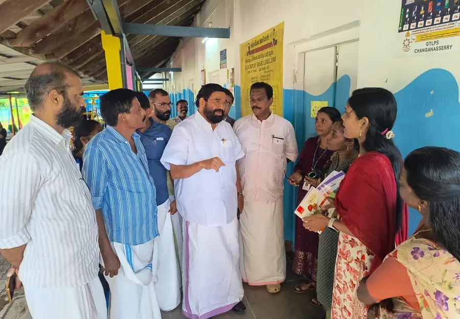 ചങ്ങനാശേരി ഗവ. എൽപി സ്കൂളിലെ ദുരിതാശ്വസക്യാമ്പിൽ സിപിഐ എം സംസ്ഥാന സെക്രട്ടറിയറ്റംഗം  വി എൻ വാസവൻ  സന്ദർശിക്കുന്നു  