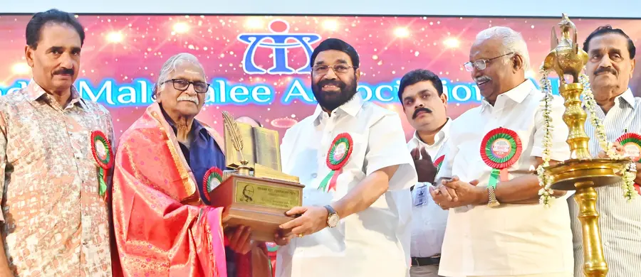 അക്ഷരമുദ്ര പുരസ്കാരം ഗാനരചയിതാവ് ശ്രീകുമാരൻ തമ്പിക്ക് മന്ത്രി വി എൻ വാസവൻ സമ്മാനിക്കുന്നു