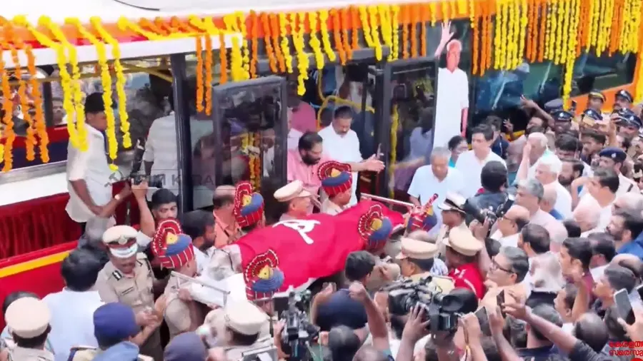 V S Achuthanandan body to ksrtc bus