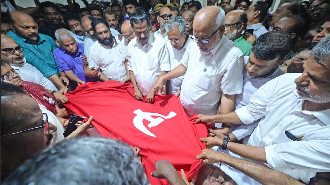 V S Achuthanandan red salute