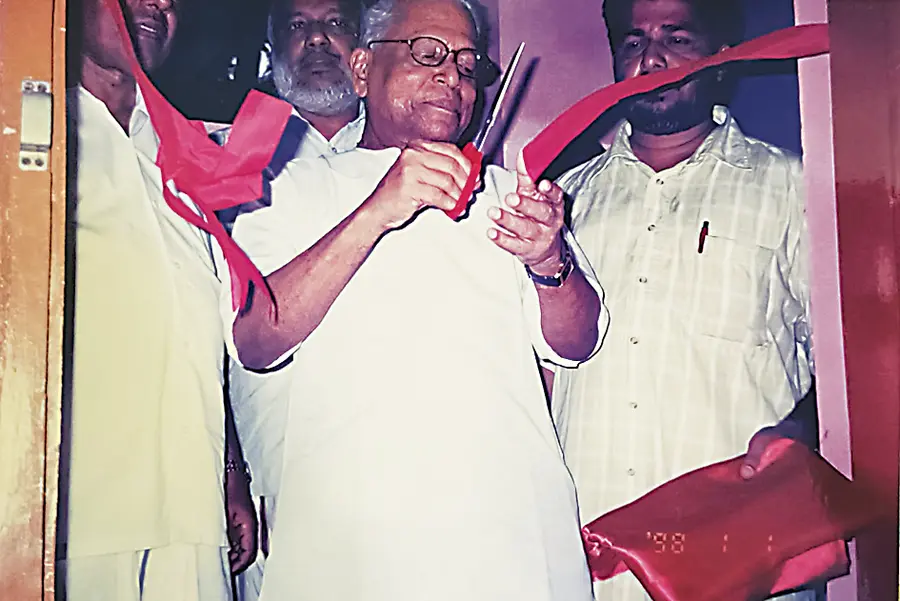 സിപിഐ എം ചെങ്ങന്നൂർ ഏരിയ കമ്മിറ്റി ഓഫീസ് പ്രവർത്തിക്കുന്ന പി കെ കുഞ്ഞച്ചൻ സ-്​മാരകമന്ദിരത്തിലെ ഓഫീസ് വി എസ് ഉദ്ഘാനംചെയ്യുന്നു. സിപിഐ എം ജനറൽ സെക്രട്ടറി എം എ ബേബി, മുഖ്യമന്ത്രി  പിണറായി വിജയൻ, മന്ത്രി സജി ചെറിയാൻ എന്നിവർ സമീപം