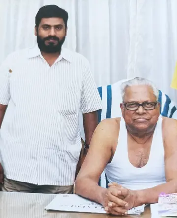 വി എസ് അച്യുതാനന്ദനൊപ്പം കെ സുന്ദരൻ
