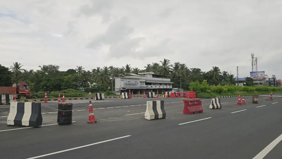 വടക്കഞ്ചേരി മേൽപ്പാലത്തിൽ ഗതാഗത നിയന്ത്രണത്തിനായി താൽക്കാലികമായി സ്ഥാപിച്ച ഡിവൈഡർ