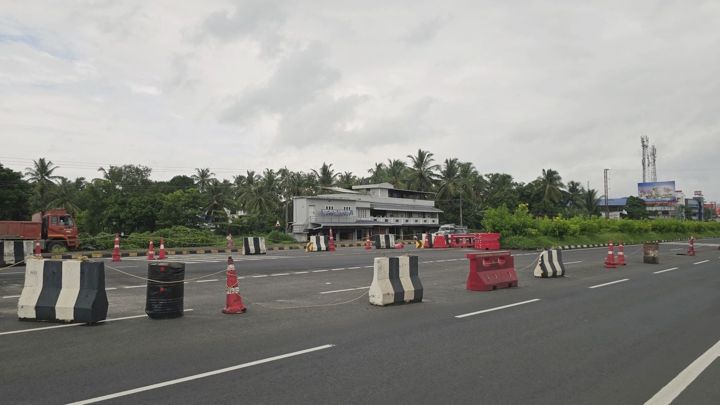 വടക്കഞ്ചേരി മേൽപ്പാലത്തിൽ ഗതാഗത നിയന്ത്രണത്തിനായി താൽക്കാലികമായി സ്ഥാപിച്ച ഡിവൈഡർ