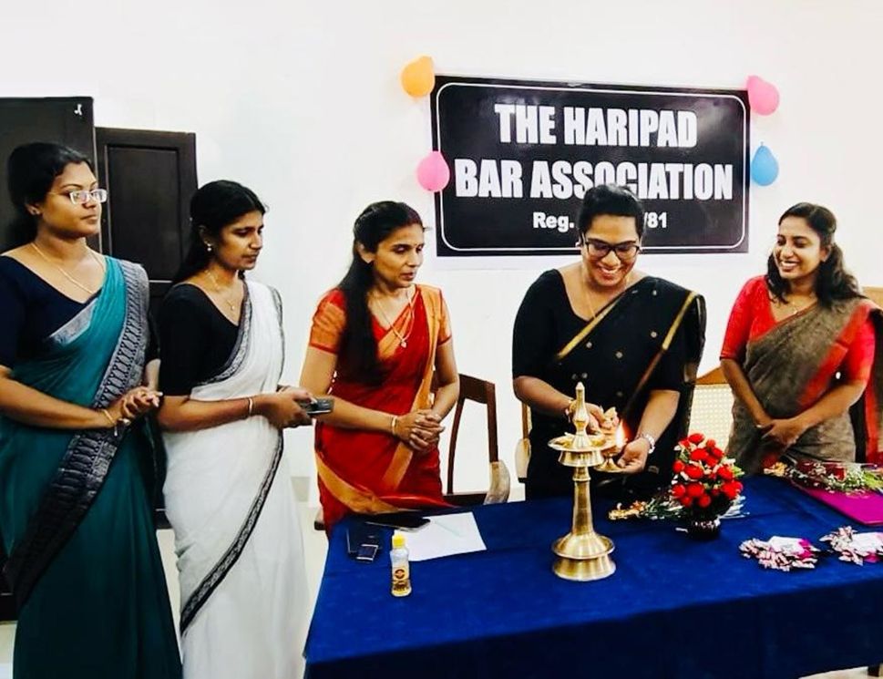 ബാർ അസോസിയേഷൻ നേതൃത്വത്തിൽ നടന്ന വനിതാദിനാഘോഷം ജൂഡീഷ്യൽ ഒന്നാംക്ലാസ്‌ മാജിസ്‌ട്രേറ്റ് ദൃശ്യ ബാലകൃഷ-്‌ണൻ ഉദ്ഘാടനംചെയ്യുന്നു