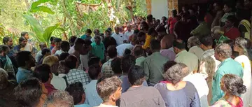 വാസുദേവന് അന്ത്യാഞ്ജലി അർപ്പിക്കാൻ വീട്ടിലെത്തിയ ജനാവലി