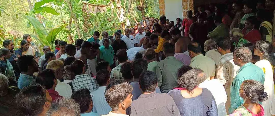 വാസുദേവന് അന്ത്യാഞ്ജലി അർപ്പിക്കാൻ വീട്ടിലെത്തിയ ജനാവലി