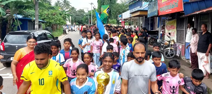 ലോകകപ്പ് ഫുട്ബോൾ ആവേശം പങ്കിടാനായി വയലാ എൻ വി യു പി സ്കൂളിൽ നടന്ന കൂട്ടയോട്ടം