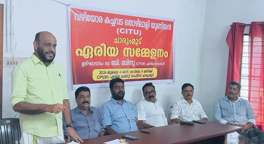 വഴിയോരക്കച്ചവട തൊഴിലാളി യൂണിയൻ ചാരുംമൂട് ഏരിയ സമ്മേളനം സിപിഐ എം ഏരിയ സെക്രട്ടറി  ബി ബിനു ഉദ്ഘാടനംചെയ്യുന്നു